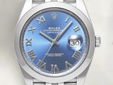 une montre avec des chiffres romains et un cadran bleu