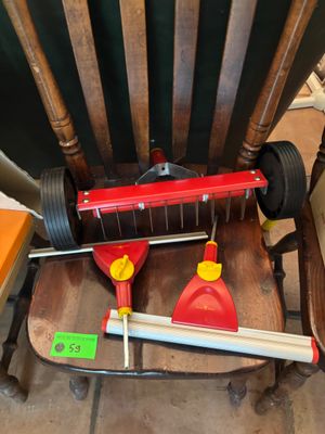 une photo d'une chaise sur laquelle sont posés quelques outils