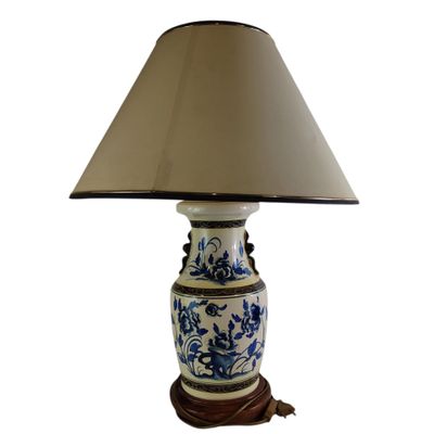 une lampe bleue et blanche avec un abat-jour marron