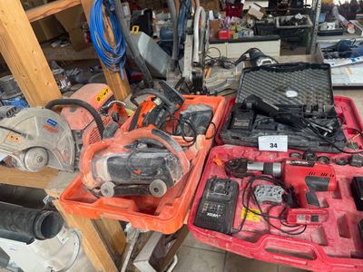 un grand nombre d'outils posés sur une table