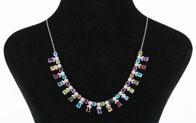 un collier composé de perles de verre multicolores, présenté sur un mannequin