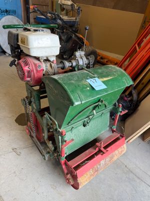 un petit moteur posé sur une palette dans un garage