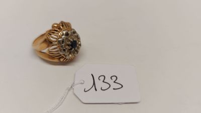 Gros plan sur une bague avec une étiquette de prix.