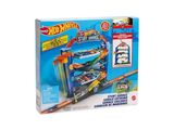 Le circuit Hot Wheels se trouve dans la boîte avec des marqueurs et des marqueurs