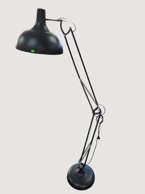 une lampe de bureau noire avec un pied en métal et un abat-jour noir