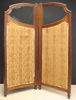 un vieux paravent en bois surmonté d'un miroir