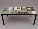 une photo d'une table basse avec un plateau en verre et des pieds en métal
