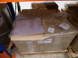une pile de boîtes sur une palette dans un entrepôt
