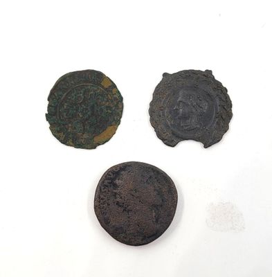 1 monnaie médiévale 2 monnaies antiques