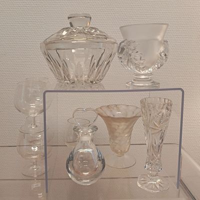 Lot en cristal comprenant : un pot couvert, 3 vases, un flac…