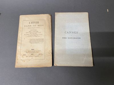 un vieux livre posé sur une table à côté d'un autre livre