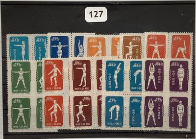 une photo représentant une série de timbres accrochés au mur