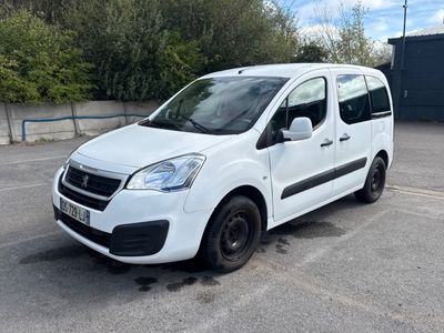 la camionnette blanche est garée sur un parking avec des arbres en arrière-plan