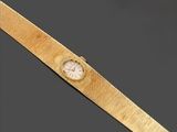 une montre-bracelet en or 18 carats avec un cadran serti de diamants