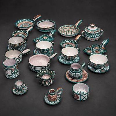 toutes ces tasses à thé et soucoupes posées sur la table
