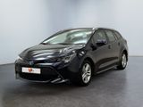 une Toyota Corollion noire garée dans une pièce blanche