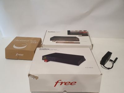 une boîte sur laquelle se trouvent une télécommande et un chargeur