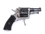 un vieux revolver avec une crosse noire sur fond blanc