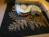 un canapé et une table basse dans un salon