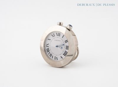 une petite horloge en argent ornée de chiffres romains