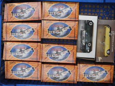 plein de boîtes de petites voitures dans un carton
