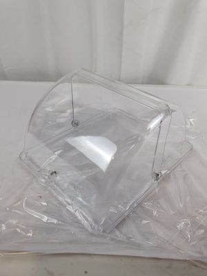 une boîte en plastique transparent posée sur une table