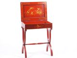 un petit bureau en bois rouge surmonté d'un tiroir