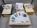 des boîtes de timbres et d'enveloppes posées sur une table dans une pièce