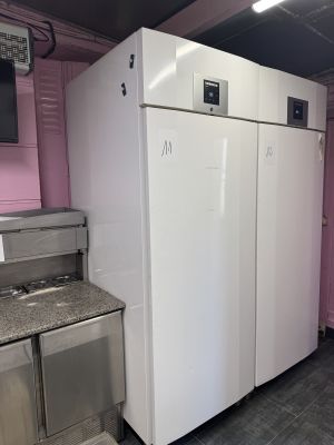 une photo d'une cuisine équipée d'un réfrigérateur, d'une cuisinière et d'un lave-vaisselle