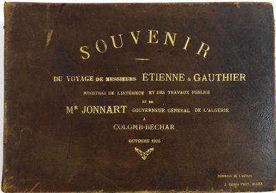 un livre marron avec des lettres dorées, posé sur une table