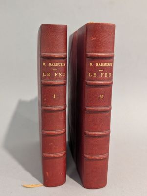 deux livres rouges posés l'un sur l'autre sur une table