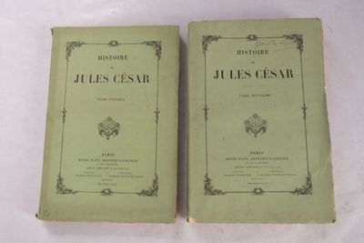 deux livres posés l'un à côté de l'autre sur une table