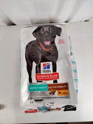 un sac de croquettes posé sur une table