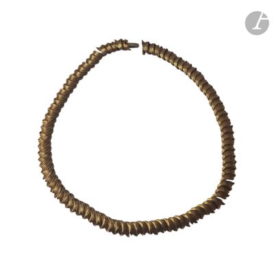 gros plan d'un collier sur fond blanc