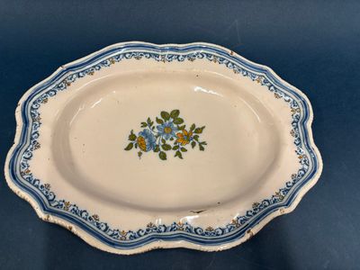 Plat en faience émaillée polychrome de forme ovale à bords m…