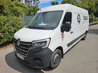 une camionnette blanche garée sur le bord de la route