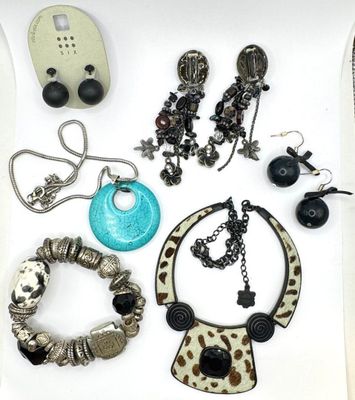 Lot de bijoux fantaisie en métal argenté - Comportant une pa…