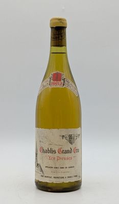 une bouteille de vin posée sur une table