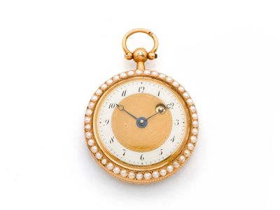 une image représentant une montre de poche en or et perles, dotée d'un cadran blanc