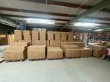 une grande quantité de cartons empilés sur des palettes dans un entrepôt