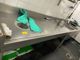 un évier de cuisine sur lequel est posée une serviette verte