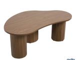 un gros plan d'une table en bois sur fond blanc