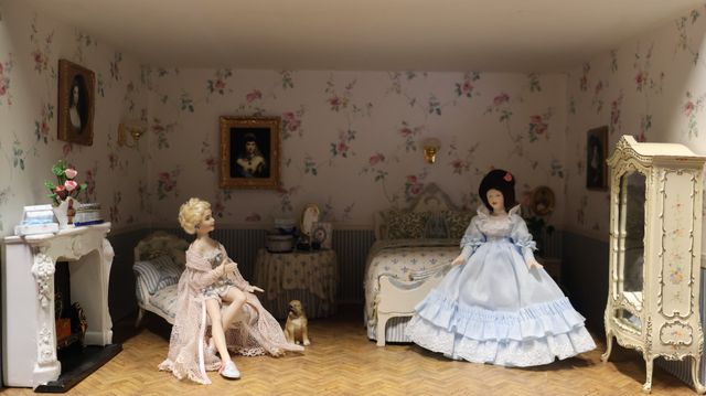 Diorama. Composition miniature, dans une vitrine en bois, vitre e...