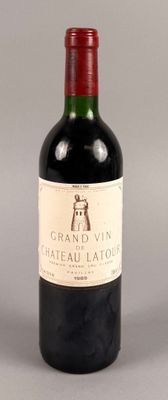 une bouteille de vin posée sur une table