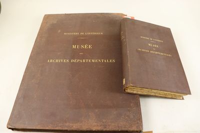 deux livres posés sur une table