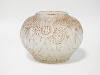 un vase blanc posé sur une table à fond blanc