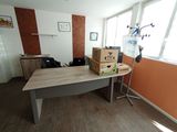 un bureau sur lequel sont posées des boîtes, dans une pièce