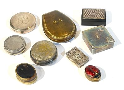 plusieurs types de bijoux différents sur une surface blanche