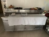 une photo d'une cuisine professionnelle avec un grand plan de travail