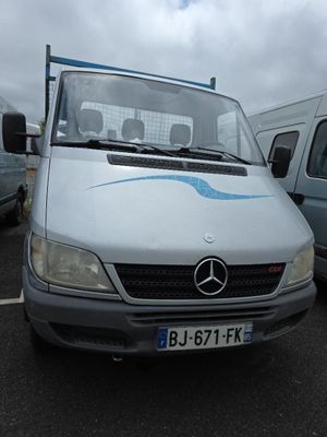 une camionnette argentée garée dans un parking
